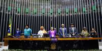 Imagem mostra mesa do plenário da Câmara composta apenas por pessoas negras em sessão que homenageou o Dia da Consciência Negra.  Foto: Imagem: Pablo Valadares/Câmara dos Deputados / Alma Preta