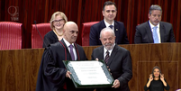 Alexandre de Moraes entrega diploma para o presidente eleito Lula   Foto: TSE 