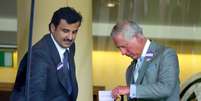 O emir do Catar,Tamim bin Hamad al Thani, em 2014, com o então príncipe Charles (atual rei Charles 3º)  Foto: Getty Images / BBC News Brasil