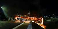 Ônibus é incendiado e quase derrubado de viaduto em Brasília   Foto: Ueslei Marcelino