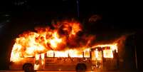 Ônibus é incendiado em noite de atos violentos na capital federal   Foto: Adriano Machado