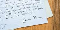 Era incomum para Darwin usar sua assinatura completa em documentos  Foto: SOTHEBY'S / BBC News Brasil