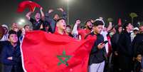 Torcedores em Trípoli, na Líbia, assistem partida entre Marrocos e Portugal pelas quartas de final da Copa do Mundo do Catar   Foto: Hazem Ahmed
