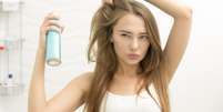 Saiba os riscos de usar shampoo a seco com frequência  Foto: Shutterstock / Alto Astral