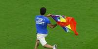 Manifestante invade campo durante partida Portugal x Uruguai  Foto: Reuters
