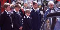Ao lado do tio, o conde Spencer e do pai, o agora rei Charles, William e Harry caminharam atrás do caixão da princesa Diana em seu funeral em 1997  Foto: BBC News Brasil