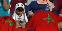 Pequeno torcedor do Marrocos com o mascote da Copa do Mundo, La'eeb.  Foto: REUTERS/Paul Childs