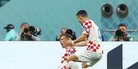 Mislav Orsic, da Croácia, comemora com Ivan Perisic o segundo gol da Croácia na vitória por 2 a 1 sobre Marrocos  Foto: REUTERS/Molly Darlington