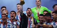 Argentina levanta a taça de campeã de 2022  Foto: REUTERS/Carl Recine