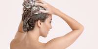 Lavar os cabelos corretamente ajuda a mantê los bonitos e saudáveis  Foto: Shutterstock / Alto Astral