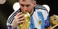 Lionel Messi beija a Copa do Mundo ao receber o prêmio de melhor jogador do torneio  Foto: DW / Deutsche Welle