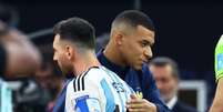 Lionel Messi e Kylian Mbappe se abraçam antes de início da partida pela Copa do Mundo de 2022  Foto: REUTERS/Lee Smith