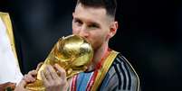 Messi beija o troféu da Copa do Mundo   Foto: Hannah Mckay / Reuters