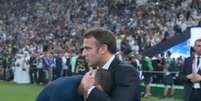 Macron abraça Mbappé após derrota da França   Foto: Reprodução