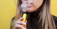 Cigarro eletrônico: fumar vape aumenta o risco de cárie, diz estudo  Foto: Shutterstock / Saúde em Dia