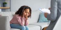 O tratamento da ansiedade em crianças inclui medicação e psicoterapia –  Foto: Shutterstock / Alto Astral