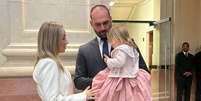 Eduardo Bolsonaro apareceu para a diplomação com a filha e a mulher  Foto: Karen Lemos 