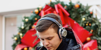 Mais de 44 milhões de playlists criadas por usuários relacionadas ao Natal no mundo todo  Foto: Pavel Anoshin/Unsplash