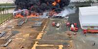 Incêndio atingiu fábrica em Penha (SC)  Foto: Divulgação/CBMSC