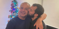Filho de Cabral beija o pai após seis anos da prisão   Foto: Instagram 