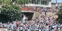 Torcedores tentaram pular no ônibus da Seleção Argentina  Foto: Reprodução/Twitter