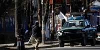 Integrante do Taliban em frente ao portão de entrada da Universidade de Cabul, no Afeganistão  Foto: Reuters