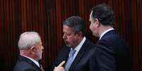 Lula conversa com Arthur Lira, presidente da Câmara, e Rodrigo Pacheco, do Senado, durante solenidade de diplomação  Foto: Wilton Junior/Estadão / Estadão