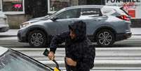 Homem retira neve de carro em Chicago 22/11/2022   Foto: Reuters/Matt Marton