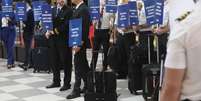 Greve dos comiss&aacute;rios e pilotos no aeroporto de Congonhas, em S&atilde;o Paulo  Foto: Renato S. Cerqueira/Futura Press/Estad&atilde;o / Estad&atilde;o