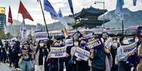Mulheres em Seul protestam contra os planos do governo de abolir o Minist&eacute;rio da Igualdade de G&ecirc;nero  Foto: BBC News Brasil