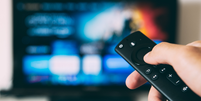 TV ligada em um serviço de streaming   Foto: Glenn Carstens-Peters/Unsplash / Tecnoblog