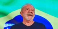 Imagem mostra o presidente eleito Lula com a Bandeira do Brasil ao fundo  Foto: Ricardo Stuckert / Alma Preta