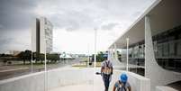 Trabalhadores preparam estrutura para posse de Lula em Brasília   Foto: Adriano Machado