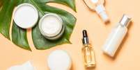 O uso de produtos específicos para pele oleosa faz toda a diferença –  Foto: Shutterstock / Alto Astral