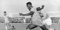 Pelé joga pela seleção brasileira em amistoso na Suécia em 1960  Foto: AFP/Getty Images / BBC News Brasil