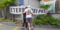 Torcedores vão à porta de hospital tentar se despedir e homenagear Pelé  Foto: Juliana Steil/Portal Terra