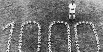 Pelé em foto homenageando seu milésimo gol em 1969  Foto: HULTON ARCHIVE / GETTY IMAGES / BBC News Brasil