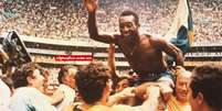 Imagem mostra Pelé comemorando a conquista de um título.  Foto:  Imagem: Reprodução / Alma Preta