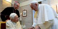 Bento 16 se encontra regulrmente com o papa Francisco (&agrave; direita)  Foto: Vatican Pool / BBC News Brasil