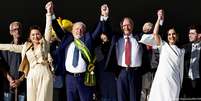 Lula ao lado do vice-presidente Geraldo Alckmin após receber a faixa  Foto: DW / Deutsche Welle