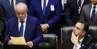 Rodrigo Pacheco, presidente do Senado Federal do Brasil, ouve o discurso do novo presidente do Brasil, Luiz In&aacute;cio Lula da Silva, ap&oacute;s ser empossado no Congresso Nacional, em Bras&iacute;lia  Foto: REUTERS/Jacqueline Lisboa