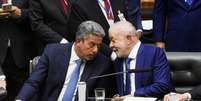 Arthur Lira e Lula durante posse neste domingo, 1&ordm;, em Bras&iacute;lia  Foto: REUTERS/Jacqueline Lisboa
