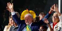 Lula sobe a rampa com 7 representantes de grupos sociais  Foto: REUTERS/Adriano Machado