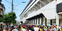 Fila para o velório de Pelé, na Vila Belmiro, em Santos (SP)  Foto: Vanessa Ortiz/Terra