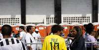 Jovem torcedor com uma camisa da seleção brasileira em homenagem a Pelé  Foto: EPA / Ansa - Brasil