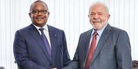 Imagem mostra Lula e Umaro Sissoco Embal&oacute;, presidente da Guin&eacute;-Bissau.  Foto: Imagem: Ricardo Stuckert/Instagram/Reprodu&ccedil;&atilde;o / Alma Preta