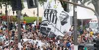 Torcida do Santos e outros clubes do futebol brasileiro reverenciam Pelé (Fernando Roberto/LANCE!)  Foto: Lance!