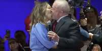 Lula e Janja se beijam no show da posse do presidente Foto: Reprodução/Youtube