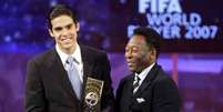 Pelé entregou a Bola de Ouro a Kaká, em 2007 (Foto: AFP/FABRICE COFFRINI)  Foto: Lance!