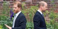 Os príncipes Harry e William de costas um para o outro  Foto: Getty Images / BBC News Brasil